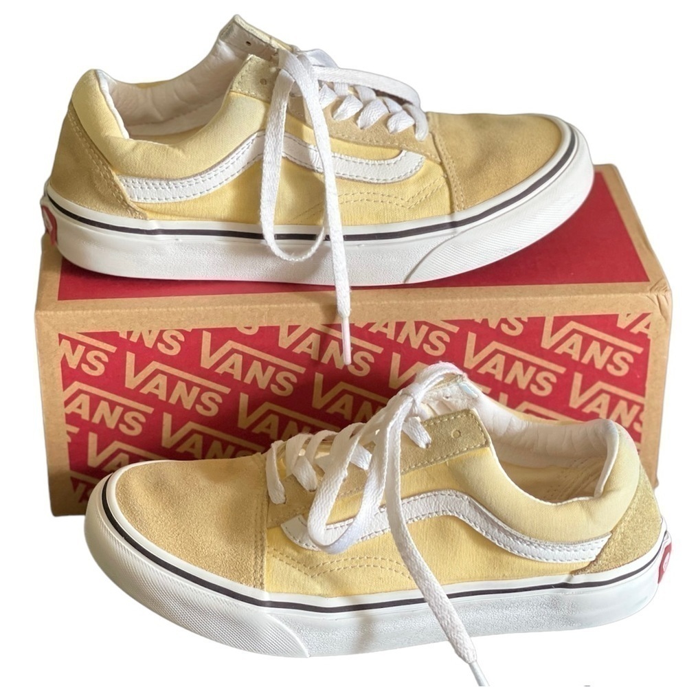 VANS, WOMENS SIZE, 6. IN GOOD CONDITION. COLOR IS, GOLDEN HAZE/TRUE WHITE.